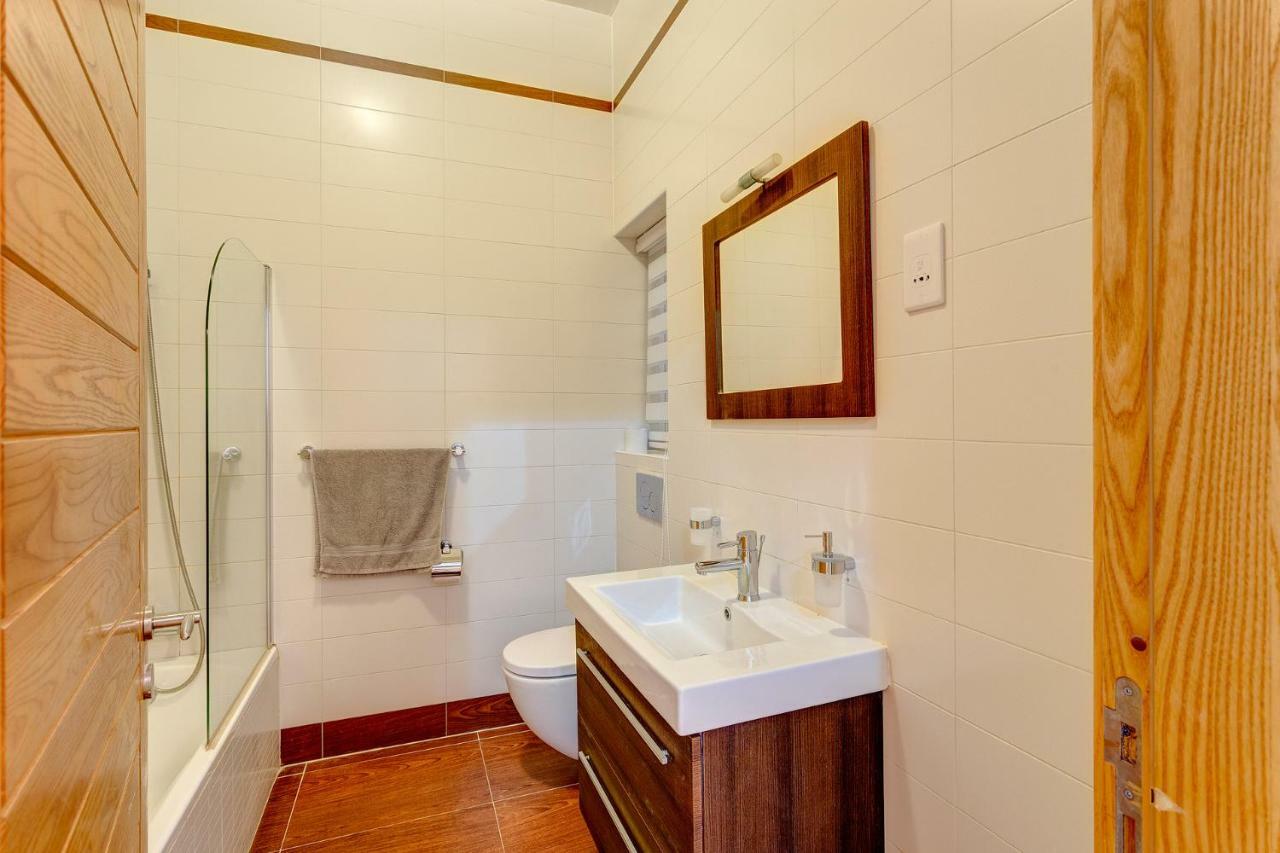 Gorgeous Apartment With Terrace In Fort Cambridge, Pool Sliema Dış mekan fotoğraf